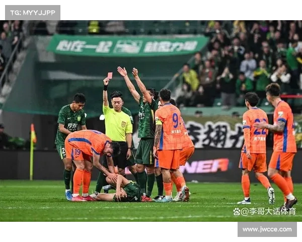 红牌争议引发热议 裁判判罚标准与球员行为引发广泛讨论